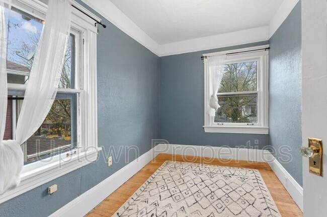 Building Photo - 2424 SE Yamhill St