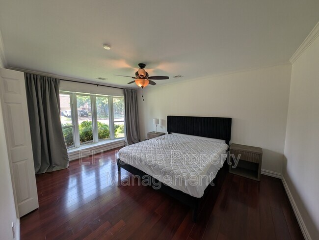 Building Photo - 4626 S Maplewood Ave