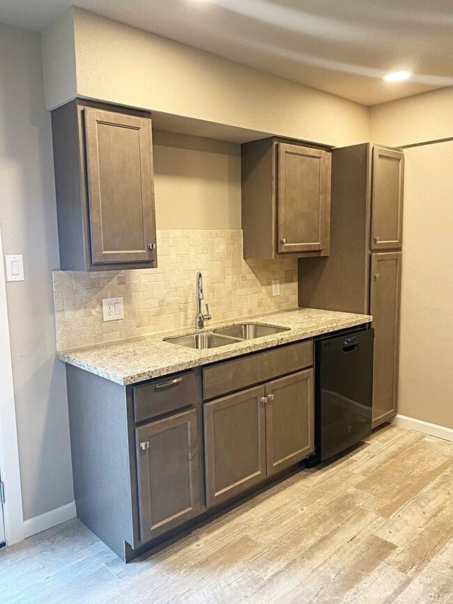 Building Photo - 8674 Glen Meadow Ln