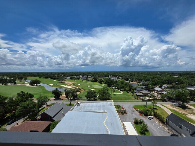 Building Photo - 1BR/1BA waterfront condo with golf course ...