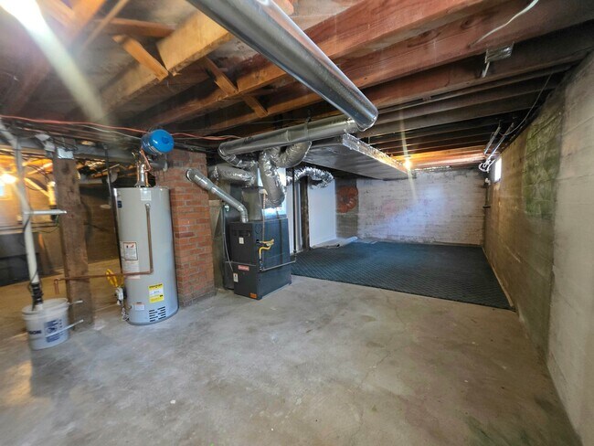 Building Photo - 2137 Cedar St