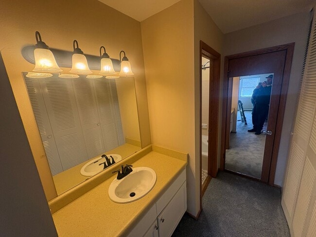 Building Photo - Spacious 2BR/1.5BA 2nd Floor Apartment in Brown Deer – Heat & Hot Water Included, Pool & Undergro...