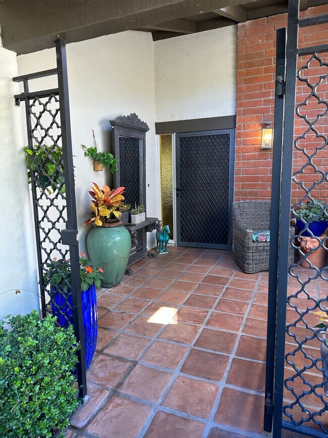 Building Photo - 303 Esplanade