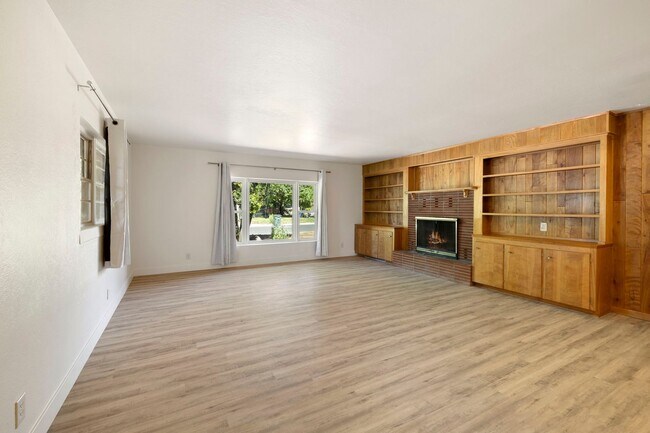 Building Photo - Reburbished 3bd/2ba, 2,275 sq ft home in C...