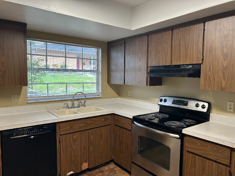 Building Photo - 7089 Balboa Dr