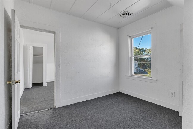 Building Photo - 13 Plain St