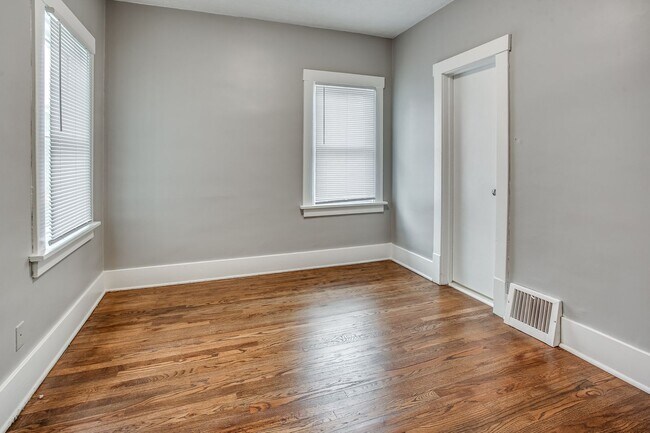 Building Photo - Charming Aksarben Gem