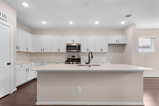 Building Photo - 23827 Via Leoni Dr