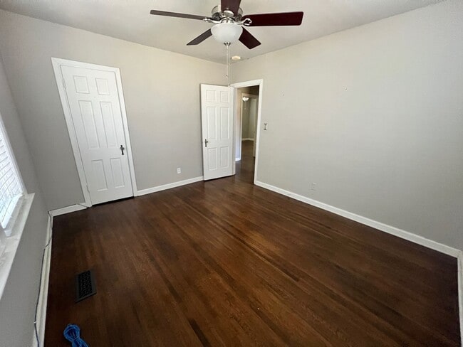 Building Photo - Beautifully renovated Midtown charmer