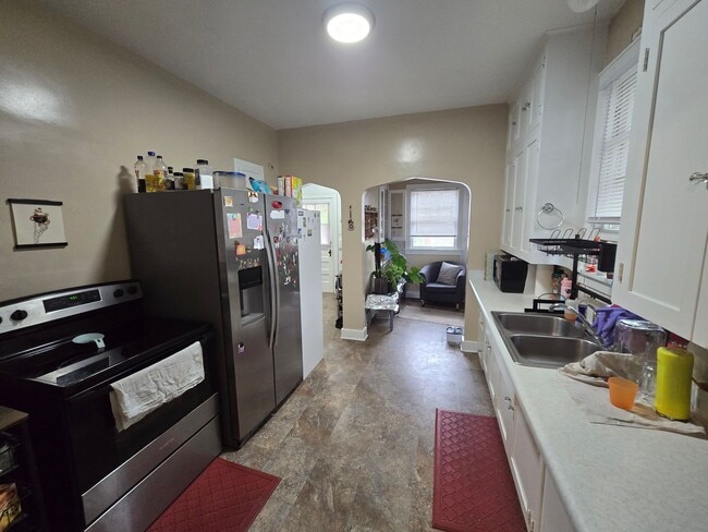Building Photo - 3 Bedroom with garage and basement