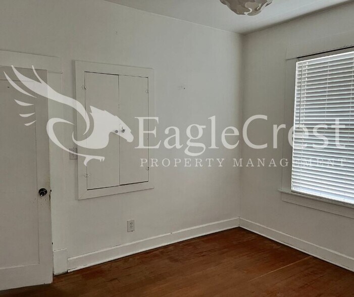 Building Photo - Charming 3BR Home with Spacious Yard & Bonus Living Space