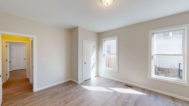 Building Photo - Beautiful and Spacious 3 Bedroom Apartment
