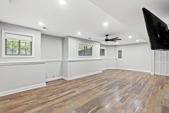 Building Photo - 2505 Eastway Dr