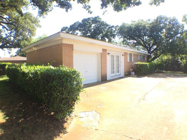 Building Photo - Charismatic 3 Bed 2 Bath Home!