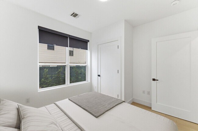 Building Photo - 649 38th St