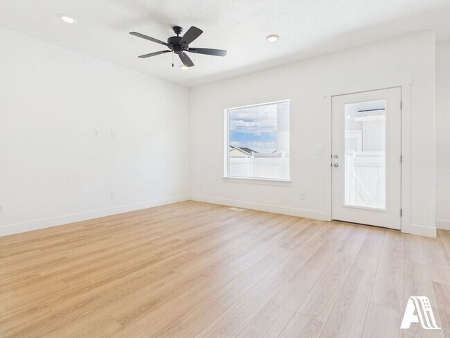 Building Photo - 447 E 650 N