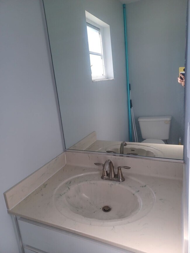 Building Photo - 4416 SW 24th Ave