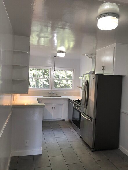 Building Photo - 1380 Masselin Ave