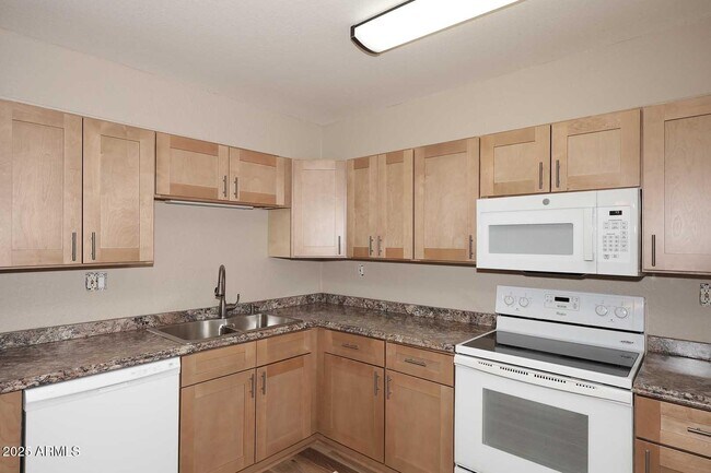 Building Photo - 944 S Valencia