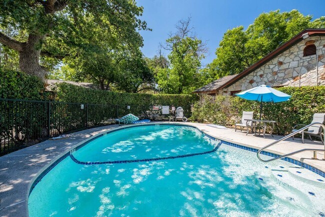 Building Photo - Lovely 1 Bedroom, 1 Bath Condo in South Lamar