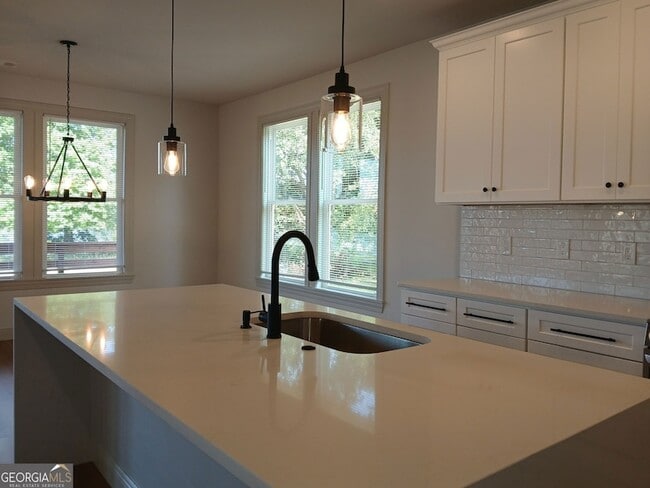Building Photo - 245 Lakeview Dr