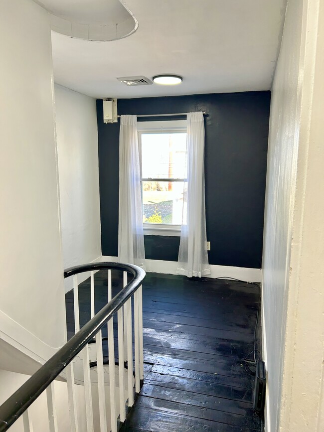 Upstairs Foyer/Bonus Space - 976 E Market St