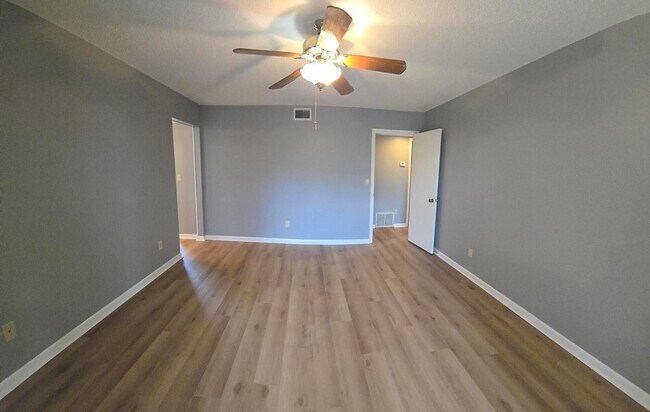 Building Photo - 3929 Balsam Dr