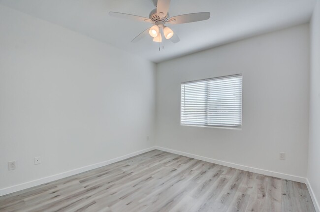 Building Photo - CLEAN, move in ready~GATED and super COMMU...