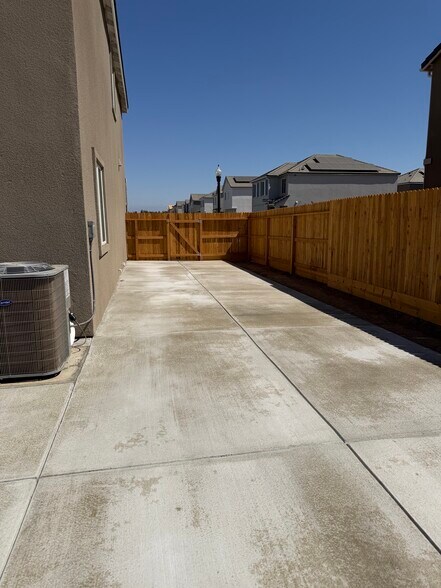 Building Photo - 1628 Atlantica Dr S