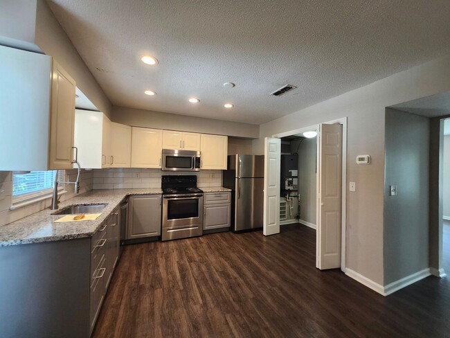 Building Photo - 6221 Bonny Oaks Dr