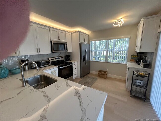 Building Photo - 2807 SW Lakemont Pl
