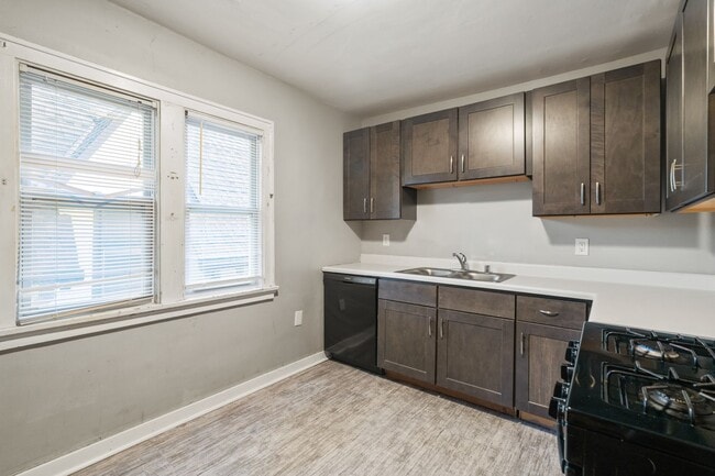 Building Photo - Downer upper across from UWM