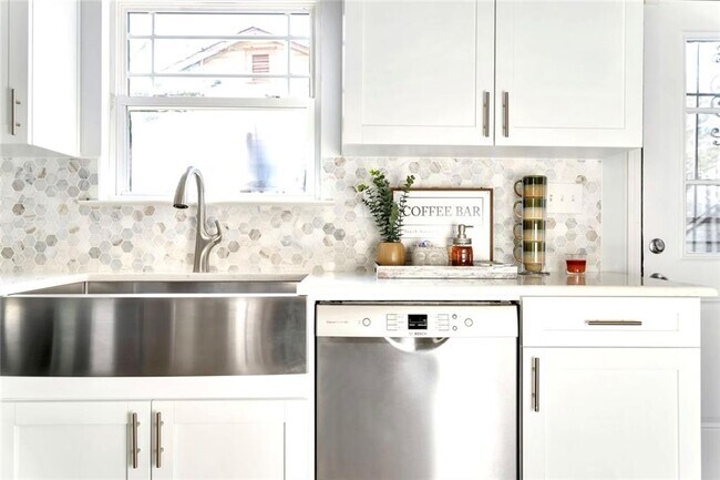 Building Photo - 56 Holly Rd NW