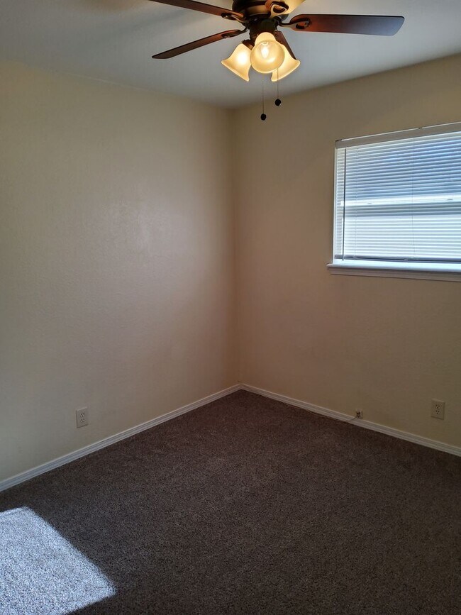 Building Photo - Enjoy living in Mustang!