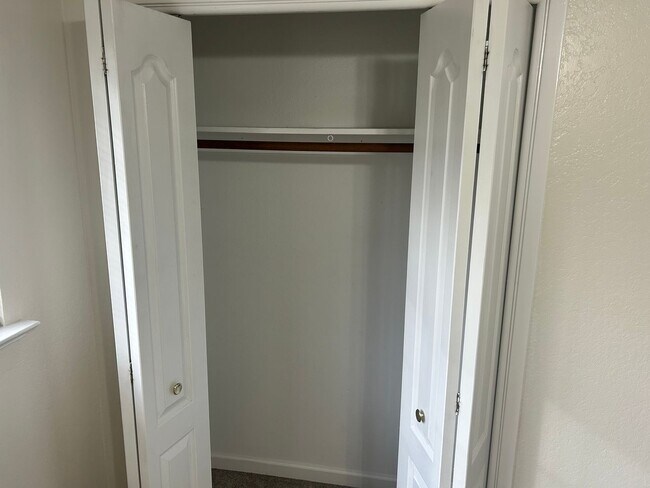 Building Photo - 4 Bedroom 2 bath in Oakdale Ca