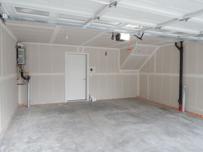 Building Photo - Bellevue 5 bd 3.5 bath townhouse with two ...