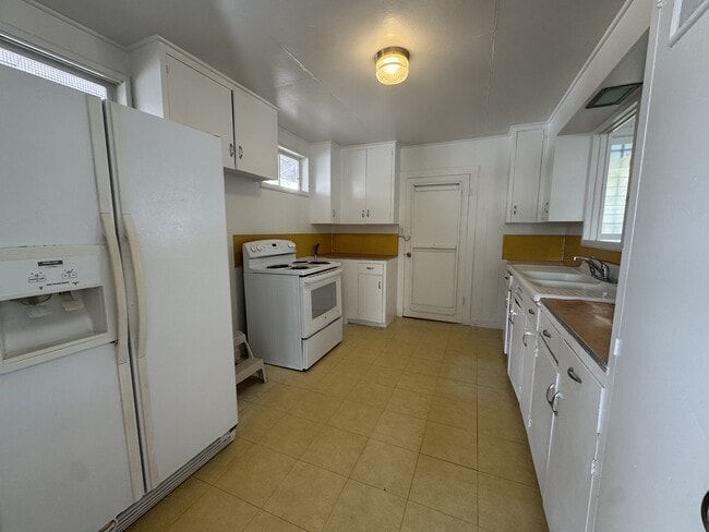 Building Photo - 3040 Lakimau St