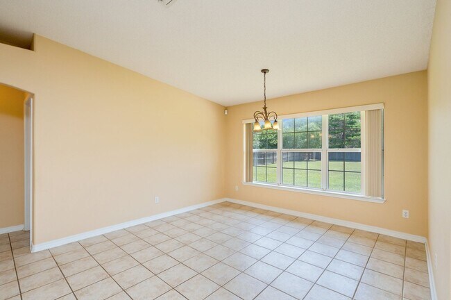 Building Photo - Spacious Home in Navarre!