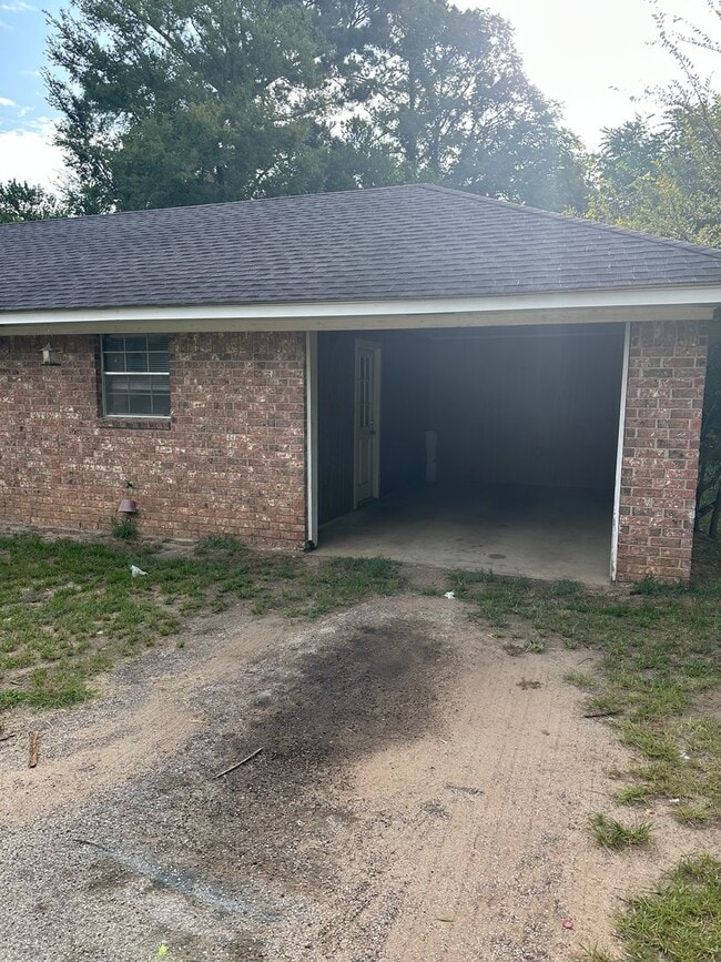 Building Photo - 2 Bed 1 Bath House