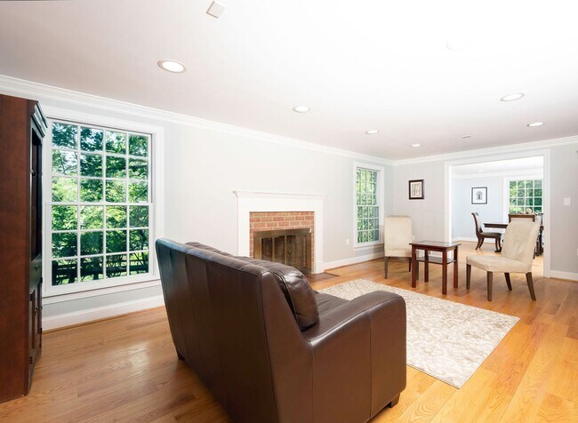 Building Photo - Luxurious Spacious and Bright , Gorgeous P...