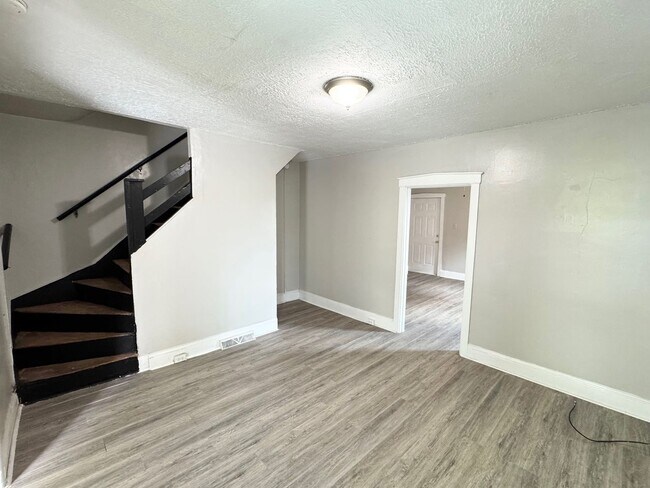 Building Photo - 2 Bedroom Semi-Detached Home