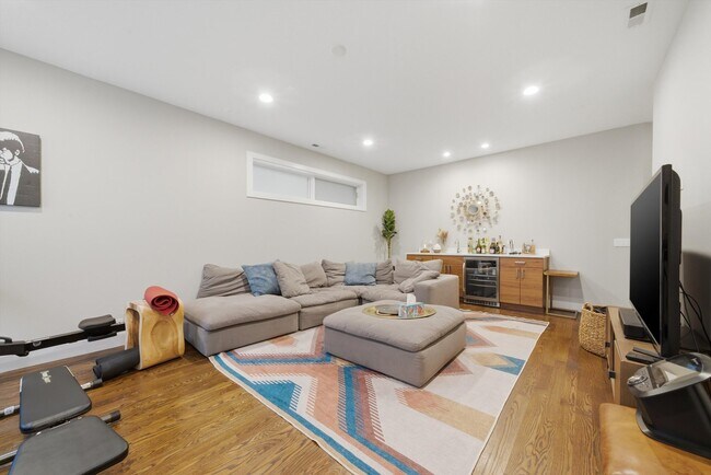 Building Photo - 2528 N Linden Pl