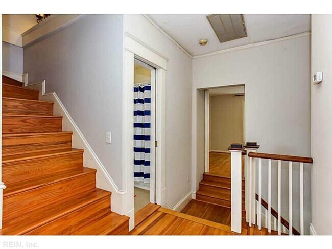 Building Photo - LARCHMONT