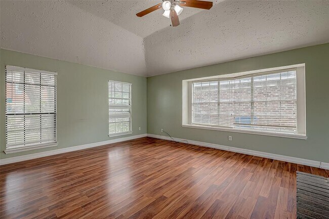 Building Photo - 2026 Sandy Knoll Dr