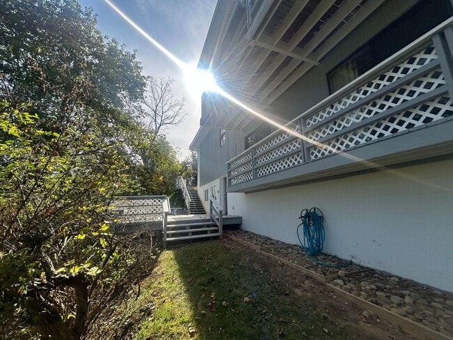 Building Photo - 3 bed, 2 1/2 bath house