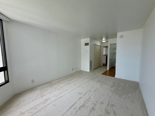 Building Photo - Luxury High-Floor Condo with Panoramic Ocean & Diamond Head Views | 2 Parking | Great Building Am...