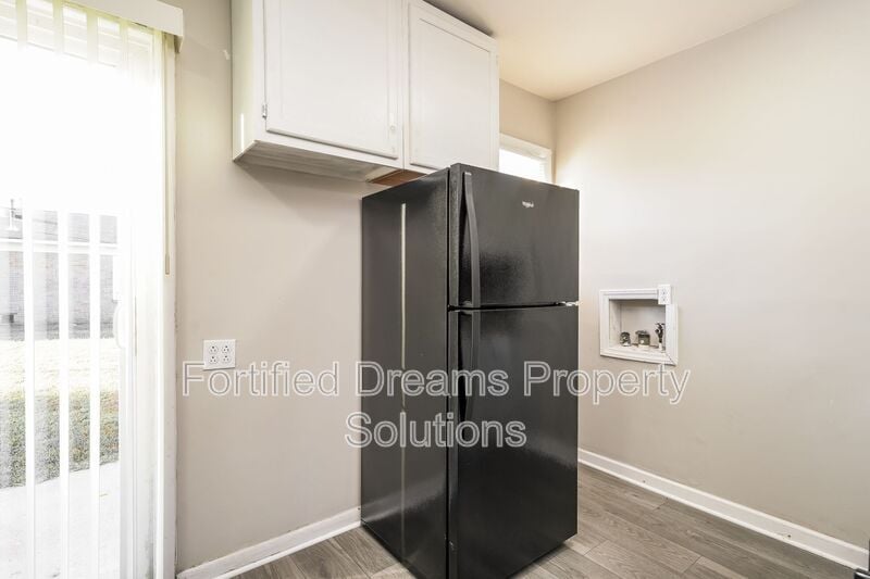 Building Photo - 3600 Dakota Dr