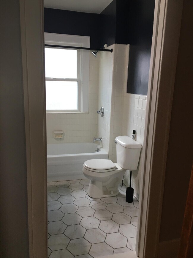 Building Photo - 401 E Cambourne St