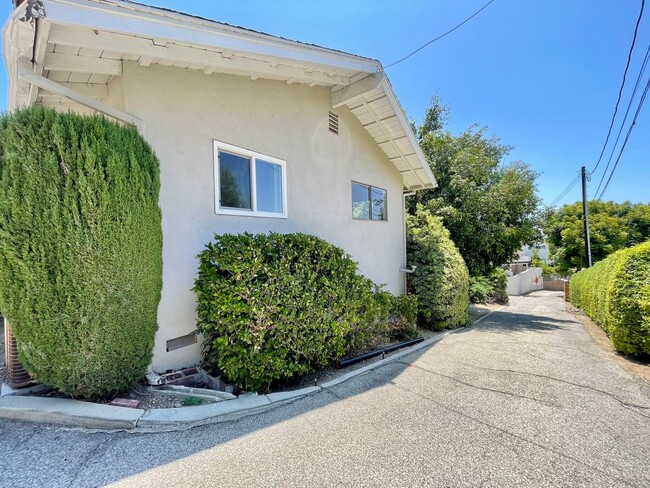 Building Photo - 2 Bedroom 1 Bath Room Fully Updated Single...