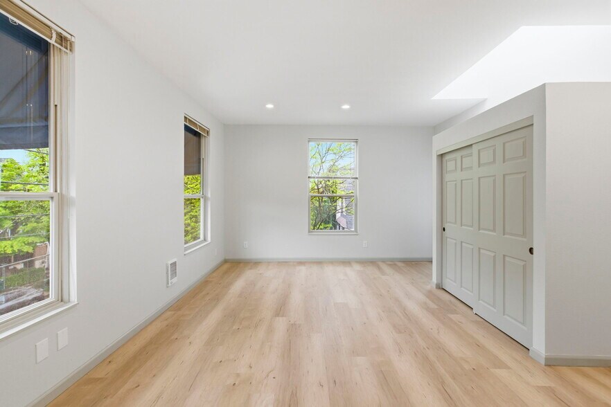 Building Photo - 2387 NW Thurman St